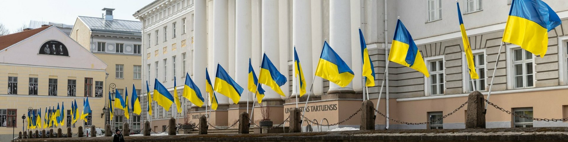 Ukraina lipud peahoone ees